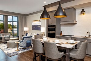 Microondas, cafetera y tetera, periquera y licuadora 