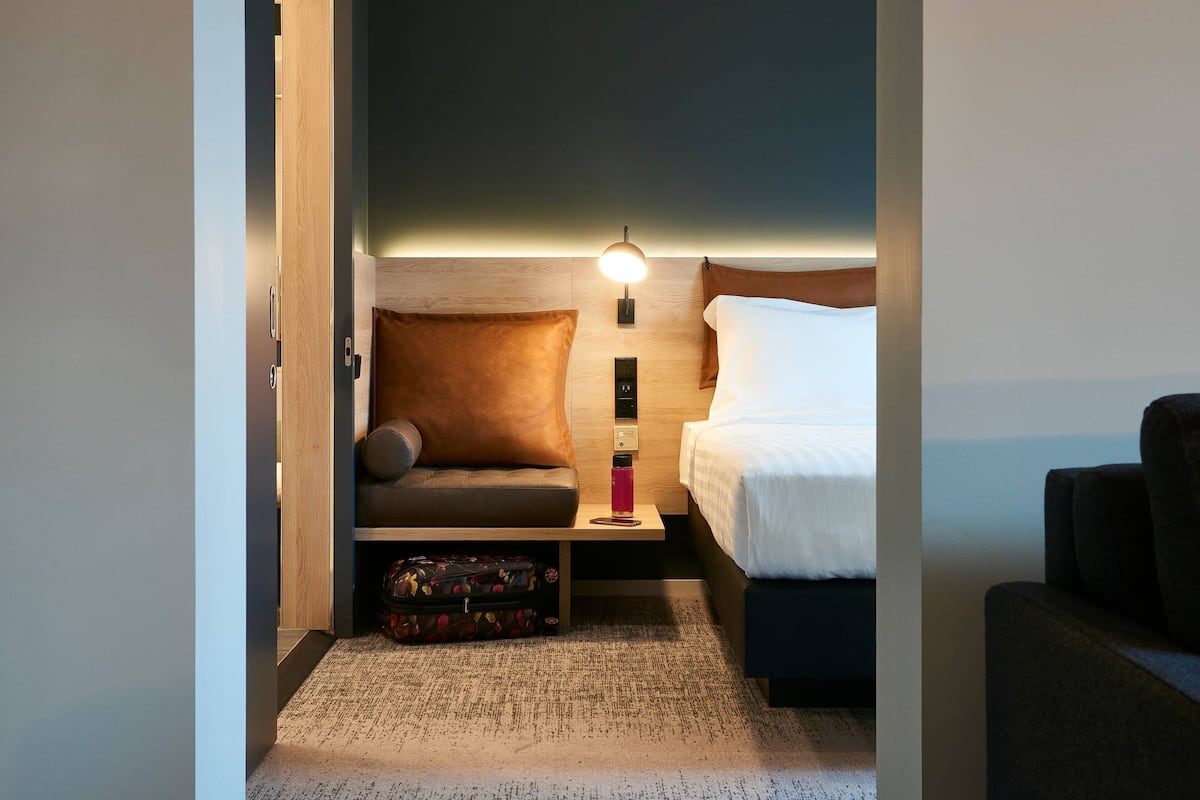 Habitación familiar, 1 cama Queen size y sofá cama, para no fumadores | Escritorio, espacio para trabajar con laptop y wifi gratis