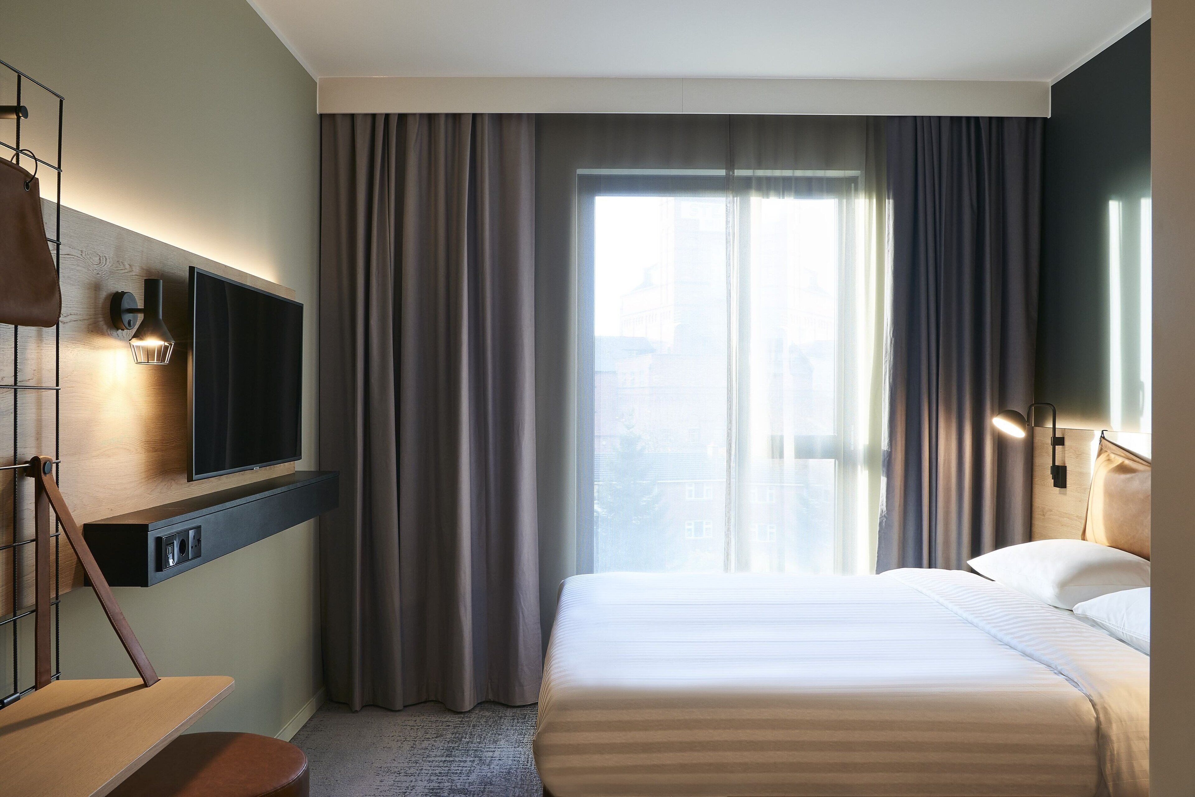 room, 1 queen bed, non smoking | desk, laptop workspace, free wifi, bed sheets