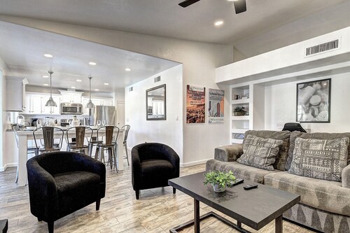 ScottsdaleStays 6BR/3BA – 12 Beds, Big Pool, Spa, Theater, Prime Location