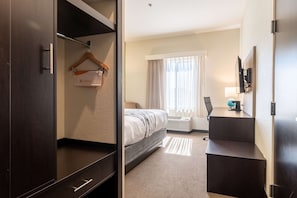 Standard Room, 1 King Bed, Non Smoking | Desk, free WiFi