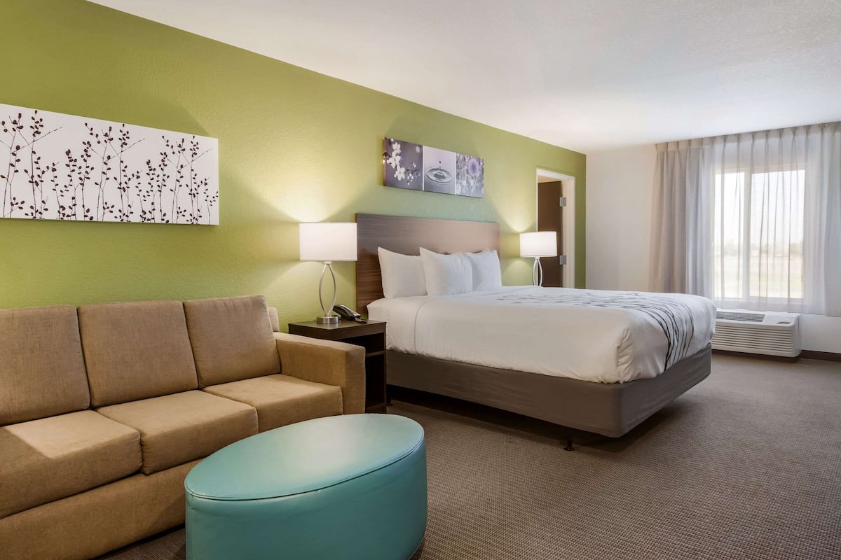 Suite, 1 King Bed, Accessible, Non Smoking