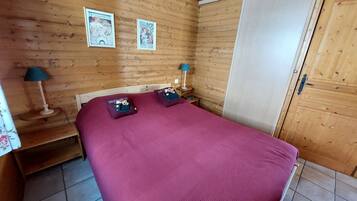 3 slaapkamers, een strijkplank/strijkijzer, reisbedje, gratis wifi