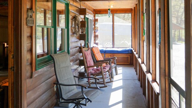 A log cabin with a porch, wooden walls, and a bench. - King's River Cabin-River Frontage - Fire Pit - Screened Porch (Bryson City)