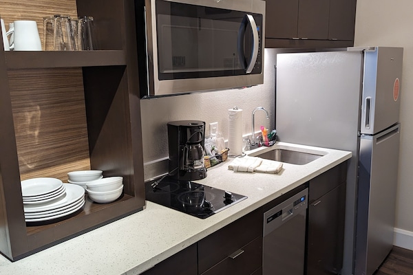 Studio, 1 giường cỡ king và sofa giường (Hearing Accessible) | Bếp riêng | Tủ lạnh, lò vi sóng, bếp nấu, máy rửa bát