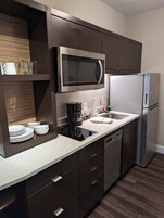 Refrigerador, microondas, placa de cocina, lavavajillas