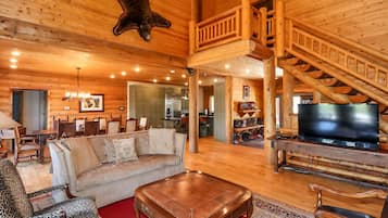 TV connectée, cheminée, lecteur de DVD, table de tennis de table