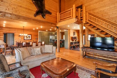 PINEVIEW LAKE LODGE- 6 bed 4.5 bath minutes from Snowbasin Ski Resort.