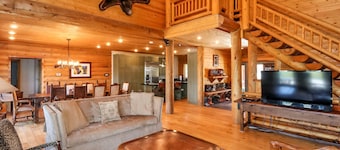 PINEVIEW LAKE LODGE- 6 bed 4.5 bath minutes from Snowbasin Ski Resort.