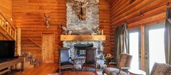 PINEVIEW LAKE LODGE- 6 bed 4.5 bath minutes from Snowbasin Ski Resort.