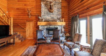 PINEVIEW LAKE LODGE- 6 bed 4.5 bath minutes from Snowbasin Ski Resort.