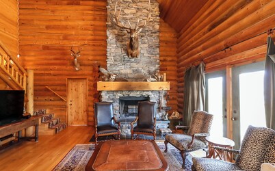 PINEVIEW LAKE LODGE- 6 bed 4.5 bath minutes from Snowbasin Ski Resort.