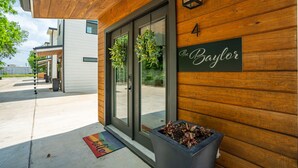 Ein modernes Gebäude mit Holzfassade, Hausnummer 4, und einem Schild mit der Aufschrift 'The Baylor'.