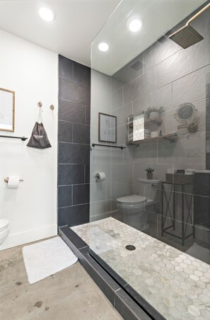 Sèche-cheveux, serviettes fournies, savon, papier toilette