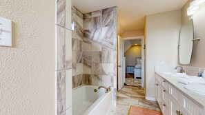 Combined shower/tub, towels