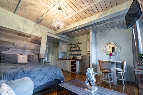 Tabla de planchar con plancha, wifi gratis y ropa de cama 