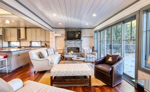 Smart TV, fireplace, video games, DVD player - Waterfront Masterpiece House AMAZING LOCATION walking distance to Main Street (Lake Placid)