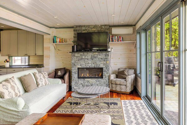 Smart TV, fireplace, video games, DVD player - Waterfront Masterpiece House AMAZING LOCATION walking distance to Main Street (Lake Placid)