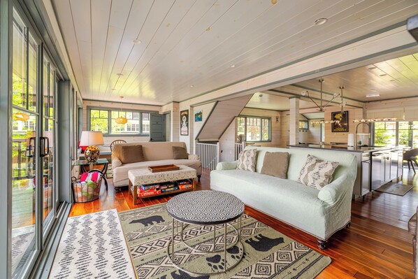 Smart TV, fireplace, video games, DVD player