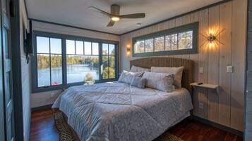 6 quartos, escrivaninha, ferros/tábuas de passar roupa, berço de viagem