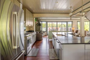 Coffee/tea maker, fridge, microwave, oven - Waterfront Masterpiece House AMAZING LOCATION walking distance to Main Street (Lake Placid)