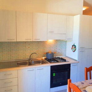 Kühlschrank, Ofen, Herdplatte, Kochgeschirr/Geschirr/Besteck