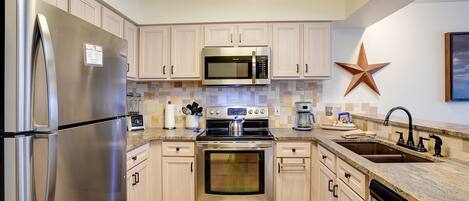 Réfrigérateur, four, plaque de cuisson, cafetière/bouilloire