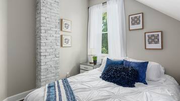 4 habitaciones, escritorio y tabla de planchar con plancha