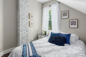 4 habitaciones, escritorio y tabla de planchar con plancha 