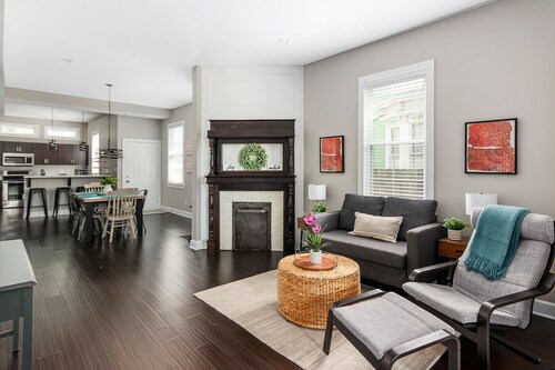 Downtown Retreat 1 mile from city center!