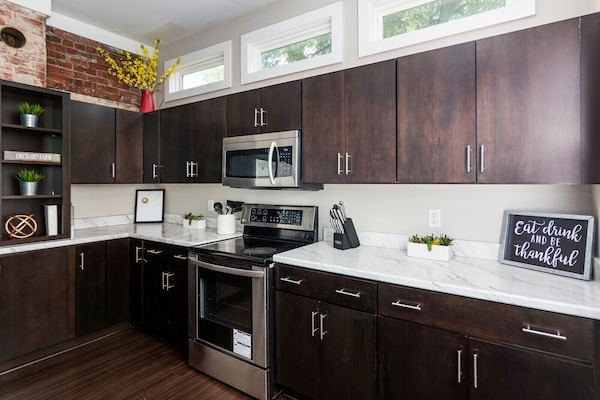 Een koelkast, een magnetron, een oven, een kookplaat