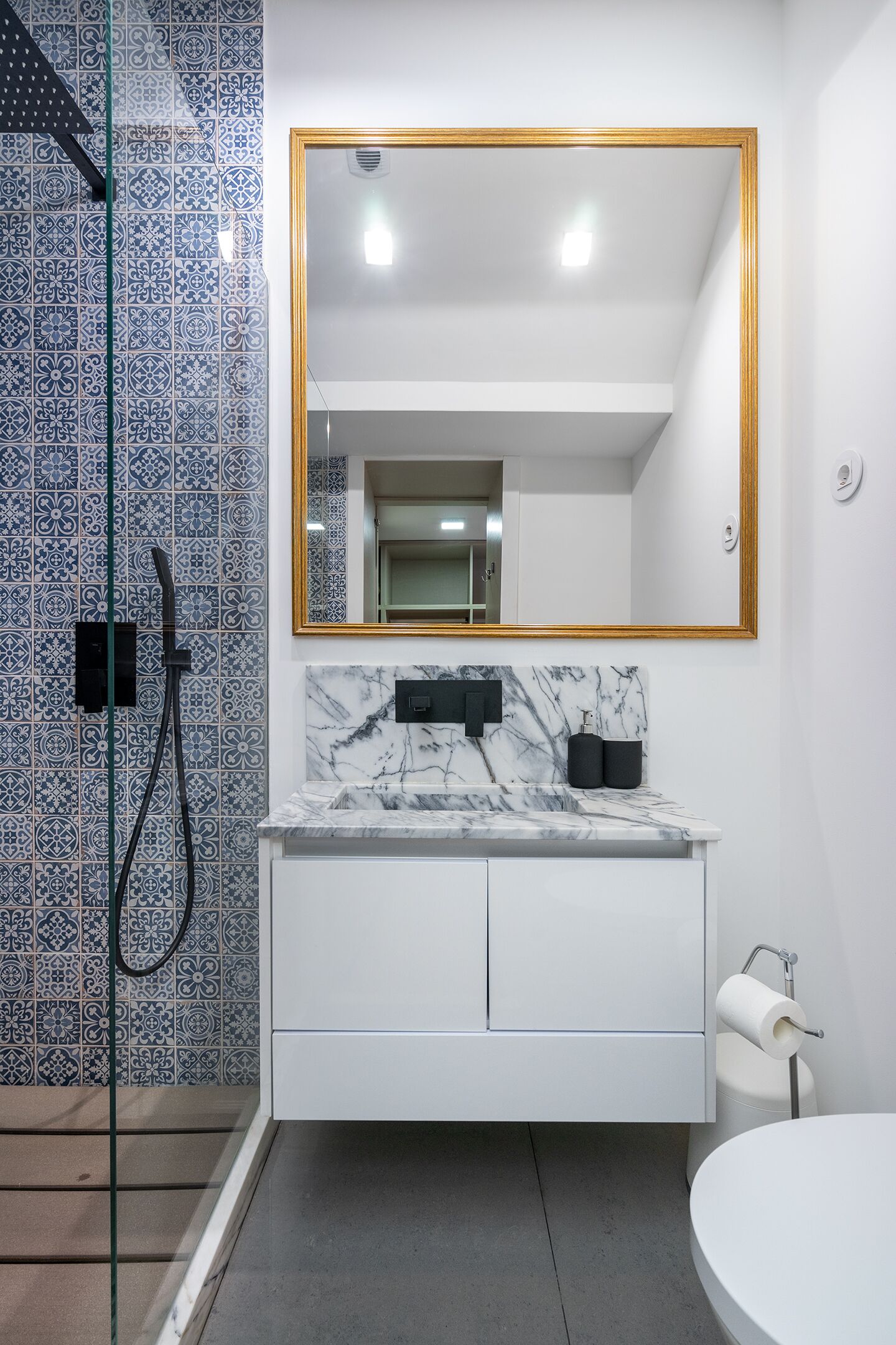 Appartement, 2 slaapkamers | Badkamer | Een douche, zeep, shampoo