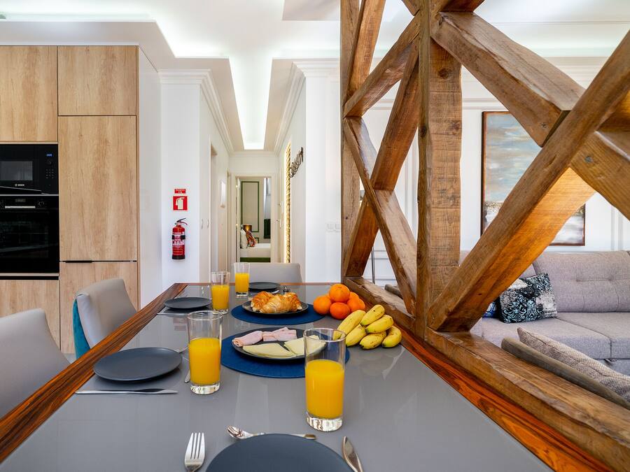 Refrigerador con freezer, placa de cocina, silla alta para bebés