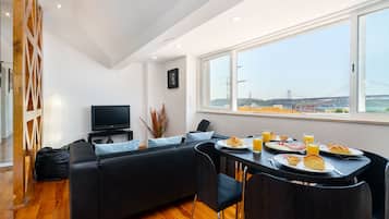 Appartement, 2 slaapkamers | Woonruimte | Een televisie