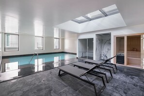 Una piscina al aire libre de temporada