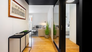 Un salon moderne avec un canapé, une table basse et une table d’appoint agrémentée d’une plante.