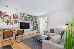 Apartamento, 1 habitación | Zona de estar | Una televisión