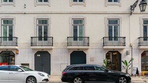 Un immeuble à plusieurs étages, doté d’une façade uniforme, de nombreuses fenêtres et de balcons.