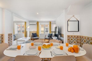 Appartement, 3 chambres | Coin séjour | Télévision