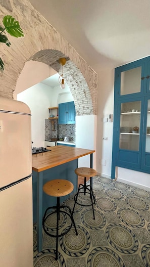 Réfrigérateur, micro-ondes, plaque de cuisson, cafetière/bouilloire