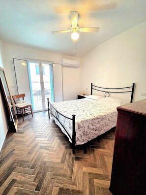 1 habitación, escritorio, wifi gratis y ropa de cama