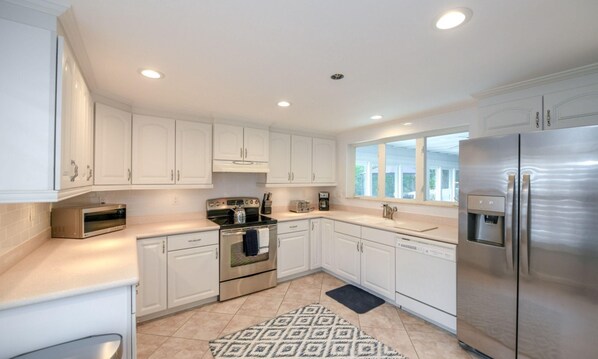 House, 3 Bedrooms | Private kitchen | Fridge, microwave, stovetop, dishwasher