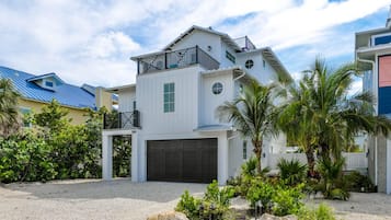 House, 5 Bedrooms | Exterior
