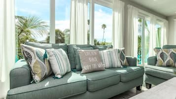 House, 5 Bedrooms | Living room | 36-inch TV with cable channels