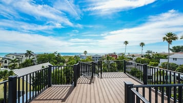 House, 5 Bedrooms | Balcony