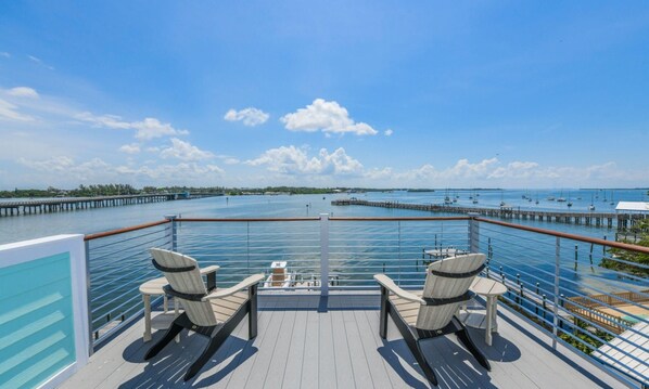 House, 5 Bedrooms | Balcony