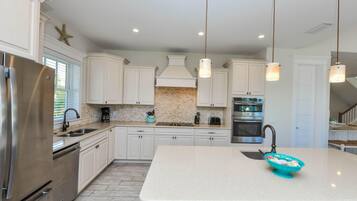House, Multiple Beds | Private kitchen | Fridge, microwave, stovetop, dishwasher
