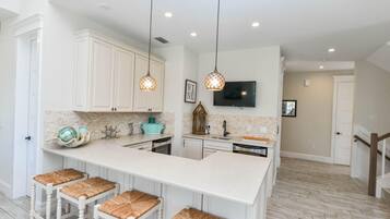 House, Multiple Beds | Private kitchen | Fridge, microwave, stovetop, dishwasher