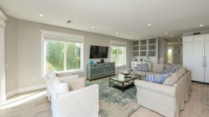 Ferienhaus, Mehrere Betten | Wohnzimmer | 36-Zoll-Fernseher mit Kabelempfang