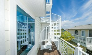 House, 4 Bedrooms | Balcony